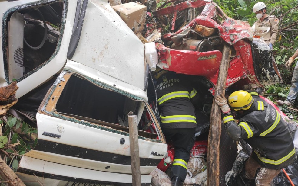 Equipe do Corpo de Bombeiros trabalha para resgatar vítimas de acidente em GO-164, em Goiás — Foto: Divulgação/Corpo de Bombeiros