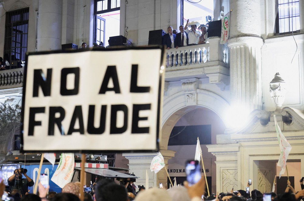 Peru aguarda definição de novo presidente após segundo turno com apuração lenta de votos