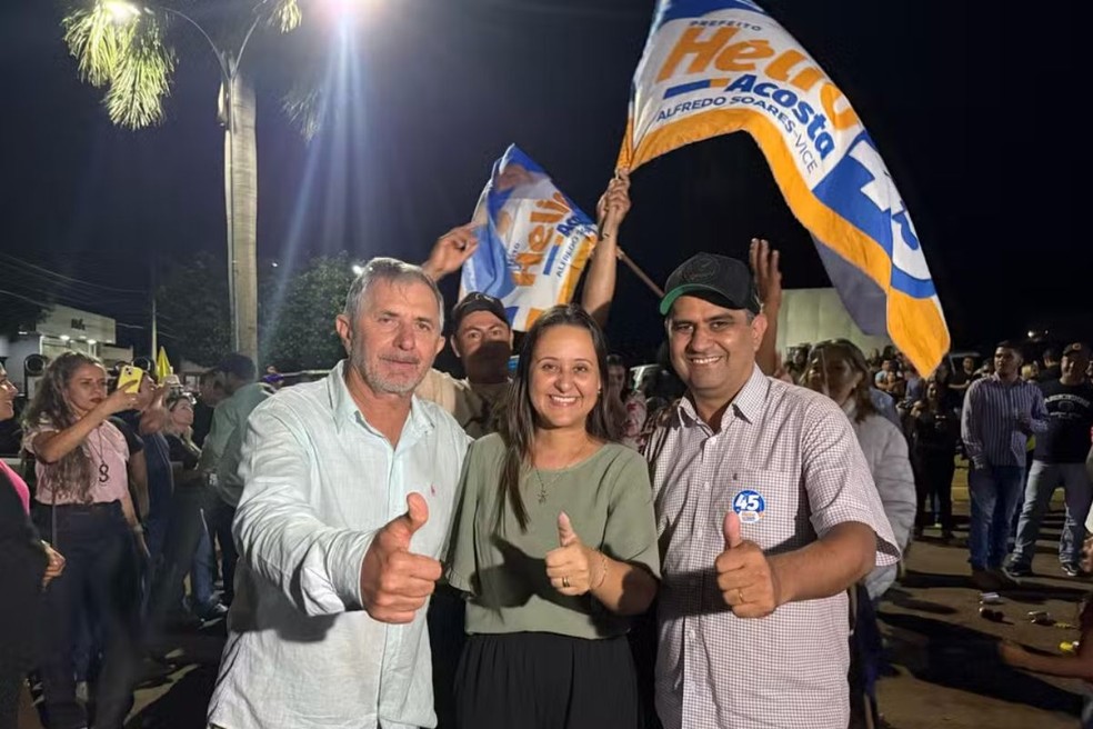 Hélio, a esposa e o vice-prefeito Alfredo durante a comemoração. — Foto: TV Morena/Reprodução