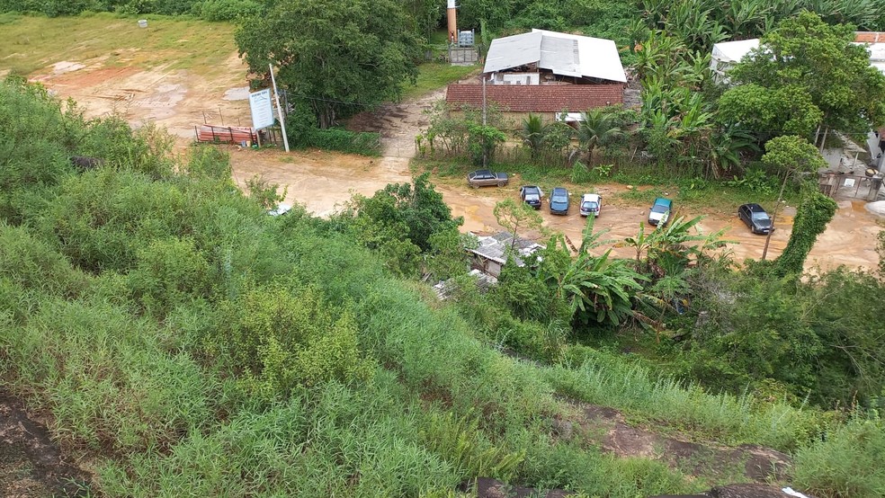 Menina de 7 anos morre soterrada por pedra de duas toneladas durante temporal em Ubatuba. — Foto: José Eymard/TV Vanguarda