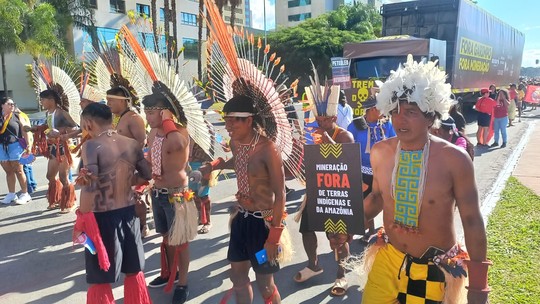 Indígenas marcham até o Palácio do Planalto para encontro com Lula - Foto: (Marcella Rodrigues/g1)