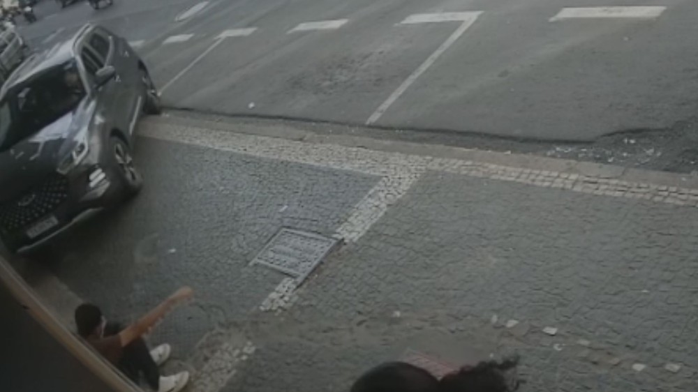 Carro desgovernado invade calçada e quase atropela pedestres em Uberlândia
