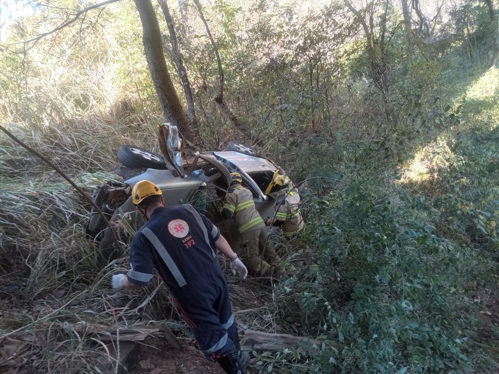 Vítima foi socorrida pelo Samu e bombeiros — Foto: Corpo de Bombeiros/Divulgação