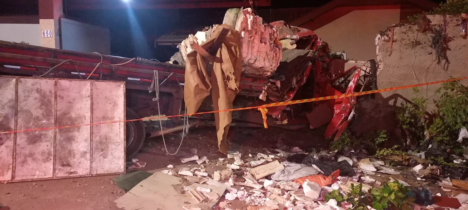 Uma pessoa morre e duas ficam feridas após caminhão perder controle e atingir casa em Campos do Jordão