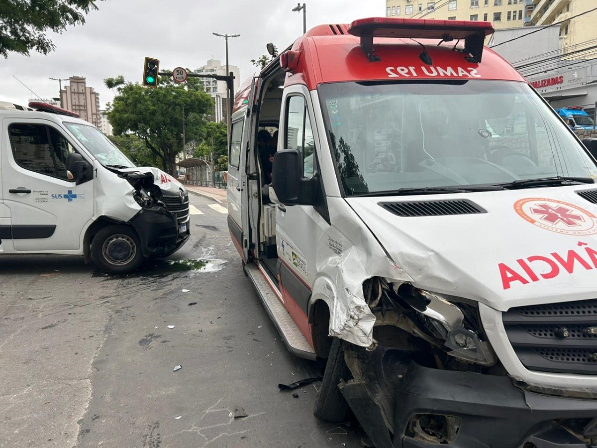 Acidente entre duas ambulâncias deixa feridos na Avenida Rio Branco, em Juiz de Fora