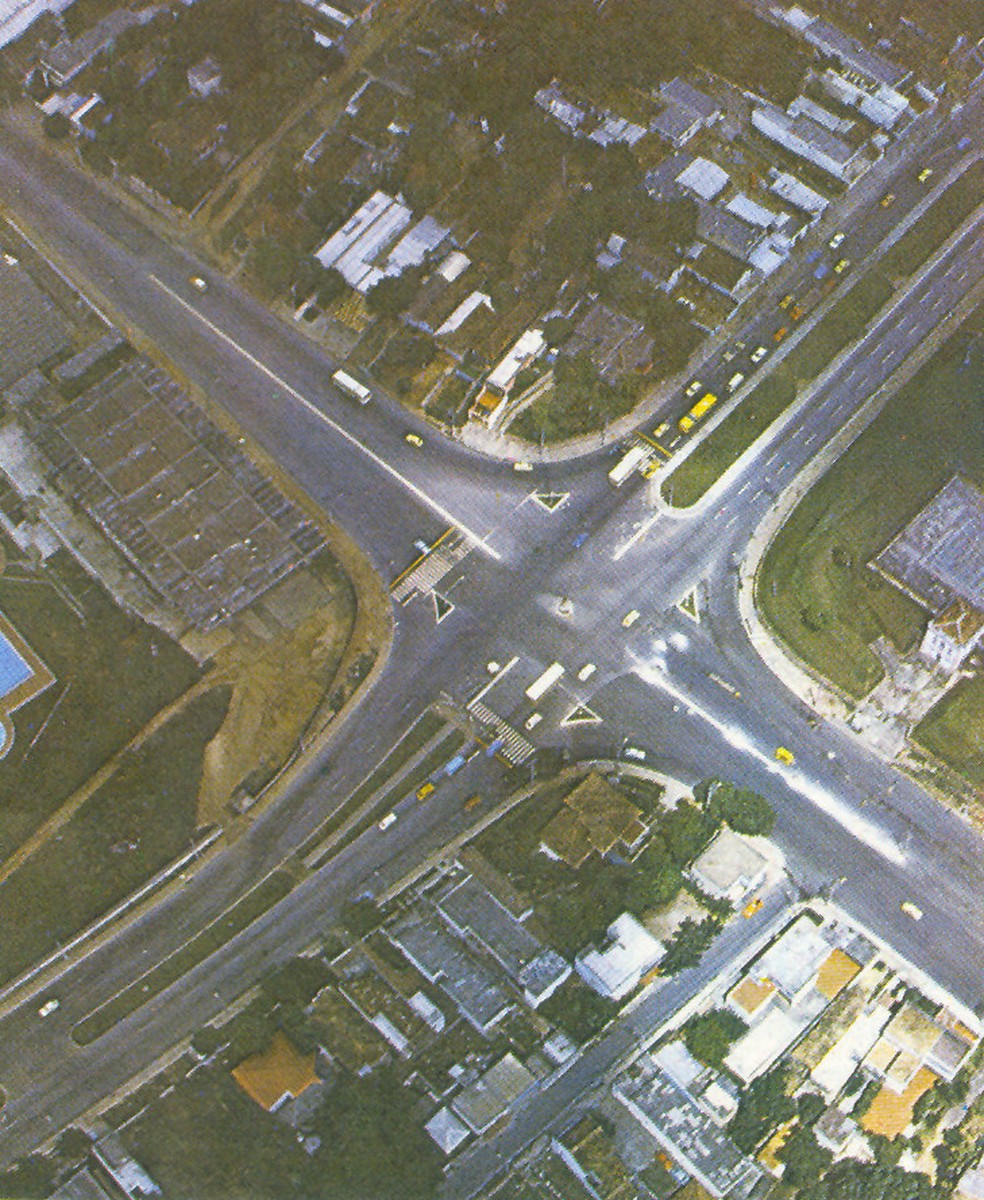 Cruzamento da Avenida Constantino Nery com o Boulevard Álvaro Maia na década de 1970 — Foto: Reprodução/Revista "4 anos de administração de Jorge Teixeira"