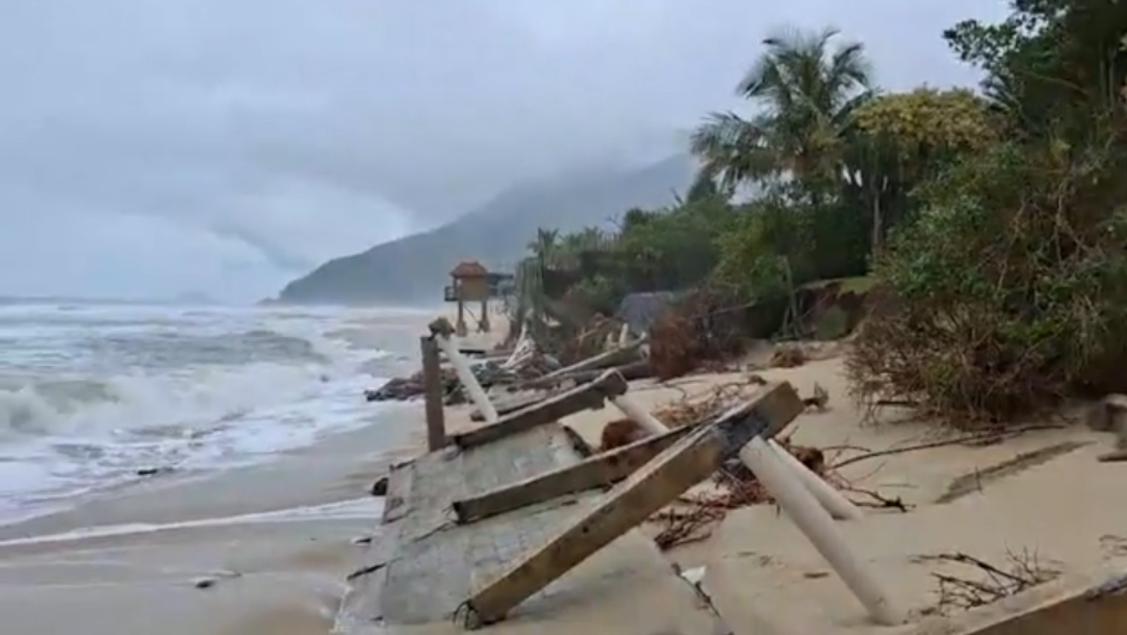 VÍDEO: Mar agitado causa estragos em São Sebastião e derruba estruturas na Praia de Maresias