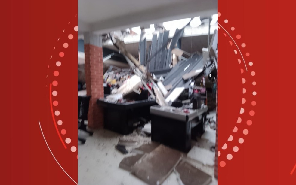 Parte do telhado de supermercado desaba após forte chuva na Região Metropolitana de Salvador — Foto: Reprodução/Redes Sociais