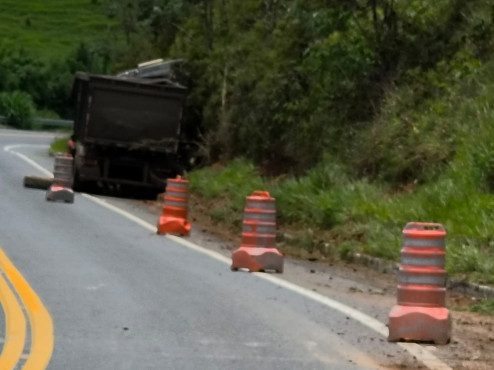 Carreta bitrem perde o freio e bate em barranco na Rio x Caxambu, em Resende 