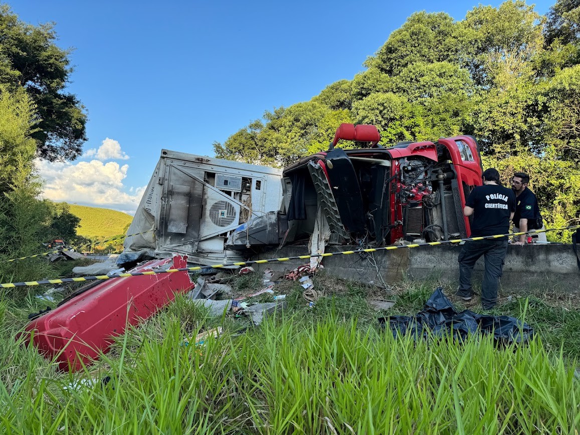 Motorista morre após tombar caminhão em Candói; homem estava sem cinto ...