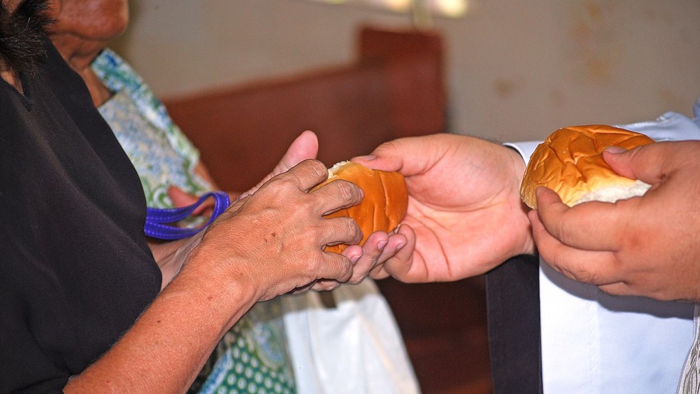 A distribuição dos pães de Santo Antônio é uma das práticas dos católicos em devoção ao santo no Nordeste — Foto: Rogério Sales/Convento de Santo Antônio/Divulgação