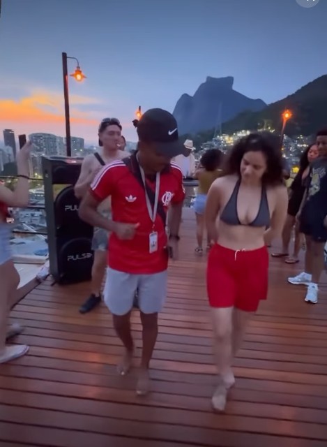 Rosalía passa semana de réveillon no Rio, com direito a passinho na Rocinha, samba na Pedra do Sal e selfie com fã em Ipanema