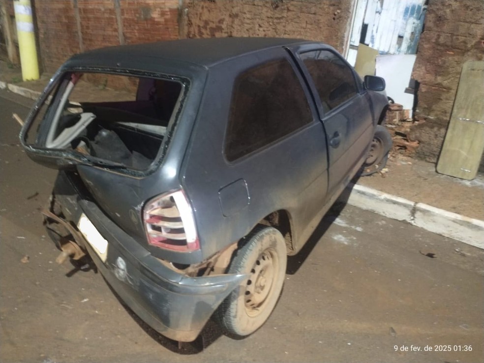 O homem perdeu o controle da direção, bateu em outros dois veículos e acertou o muro de uma casa — Foto: Imagem cedida/GCM