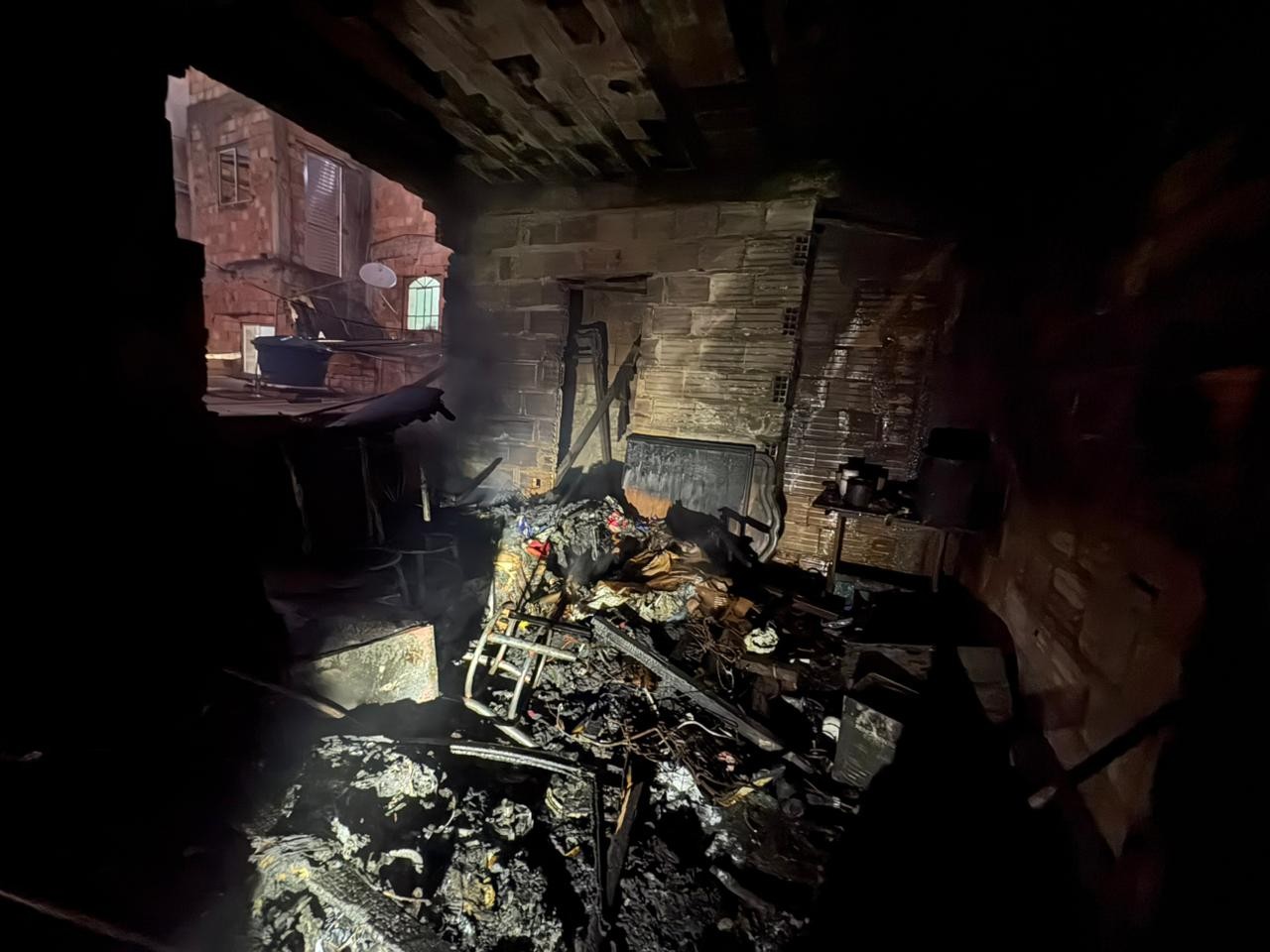 Bombeiros combatem incêndios em bairros da periferia de BH; VÍDEO