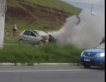 Carro pega fogo em avenida de Resende