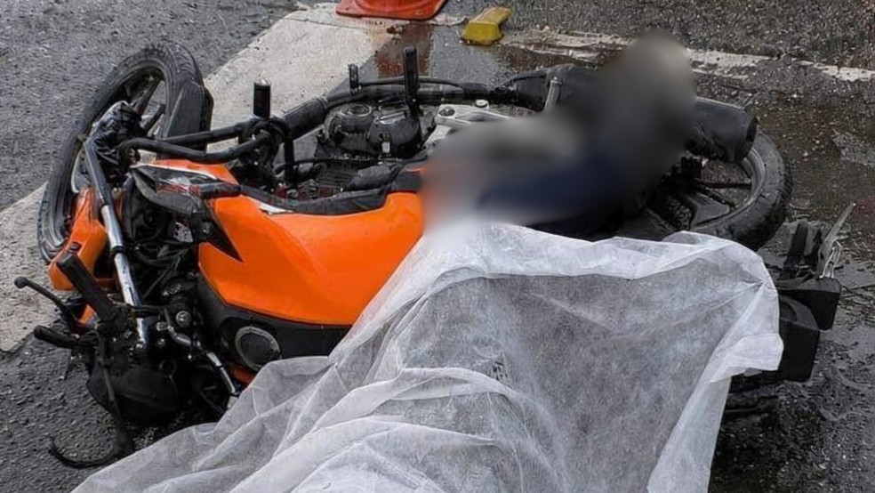 Motociclista foi morto a tiros na Avenida Washington Soares, no Bairro Cambeba, em Fortaleza. — Foto: Reprodução