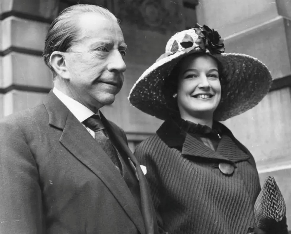O bilionário se casou cinco vezes. Na foto, aparece com sua advogada, a inglesa Robina Lund — Foto: Getty Images via BBC