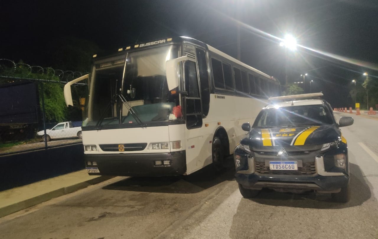 Cerca de 5 mil pares de calçados falsificados são apreendidos em ônibus na BR-040