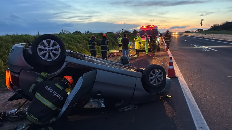 1 de 2
Homem morre ap&oacute;s carro bater em barranco e capotar na SP-294 em Vera Cruz &mdash; Foto: Corpo de Bombeiros/Divulga&ccedil;&atilde;o