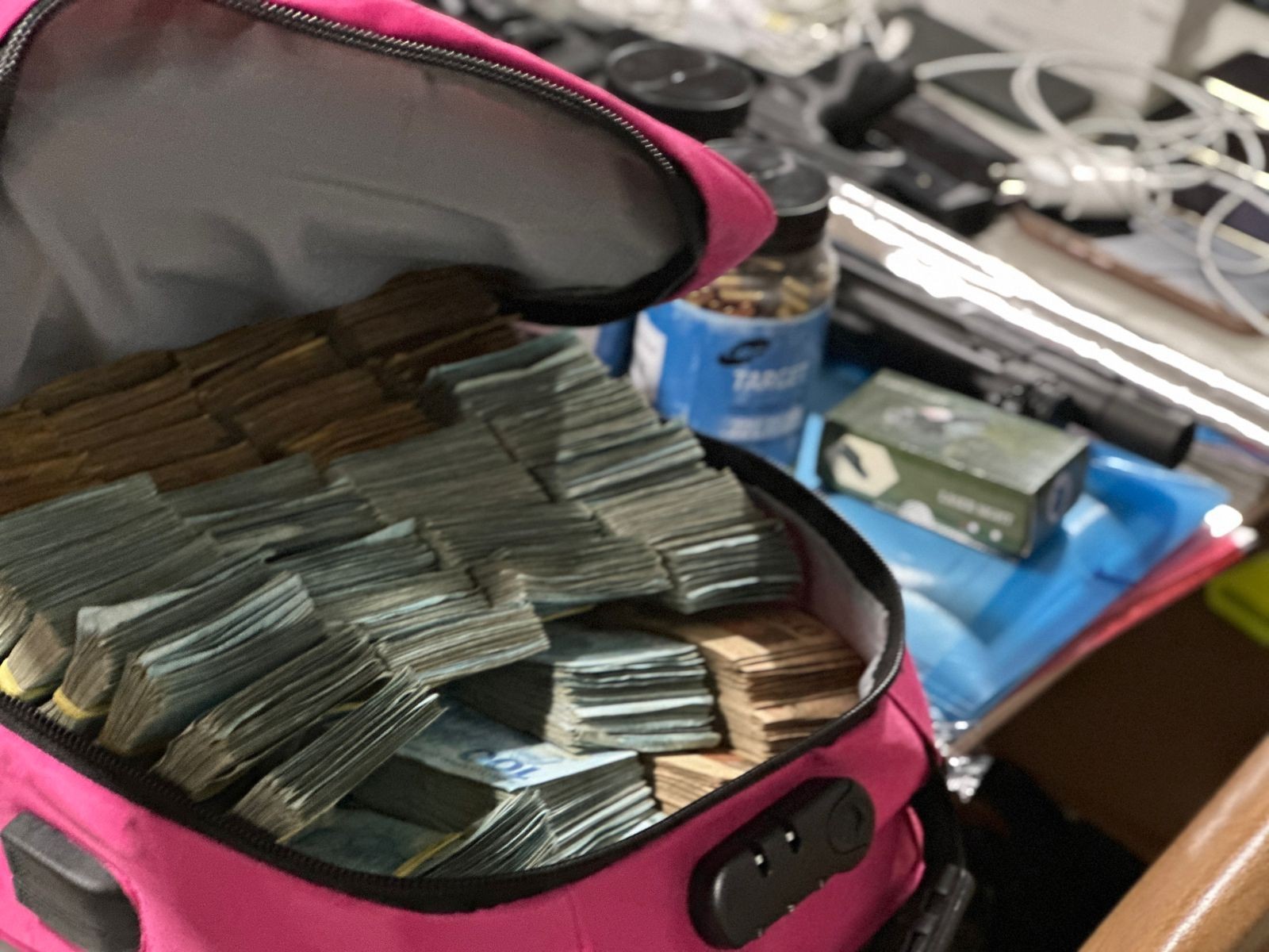 Suspeito é morto e R$ 500 mil em mala são apreendidos em operação contra tráfico em 4 estados
