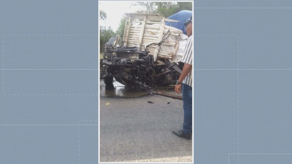 Batida entre caminhão e carreta deixa dois mortos e um ferido no sul da Bahia — Foto: Reprodução/TV Santa Cruz