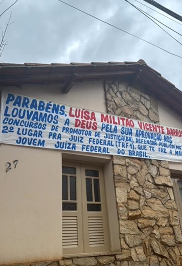 Faixa parabeniza as aprovações de Luísa Militão para juíza, promotora e defensora pública — Foto: Reprodução/Redes Sociais
