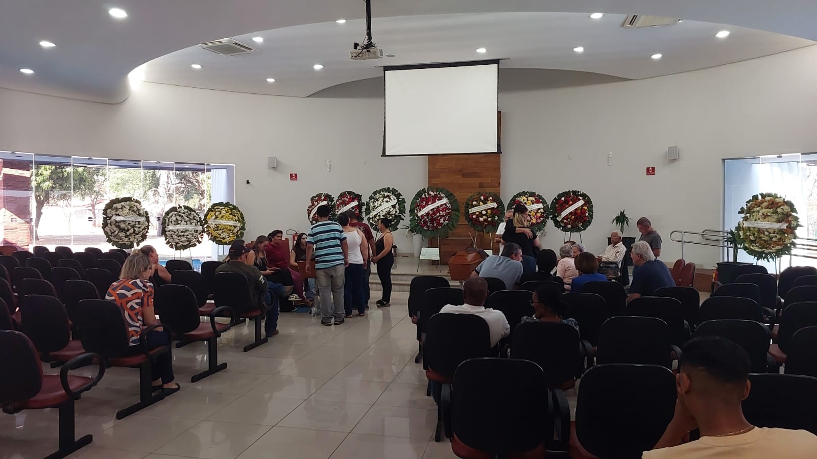 Corpos de amigos mortos após viagem ao PR para cobrar dívida são sepultados em SP