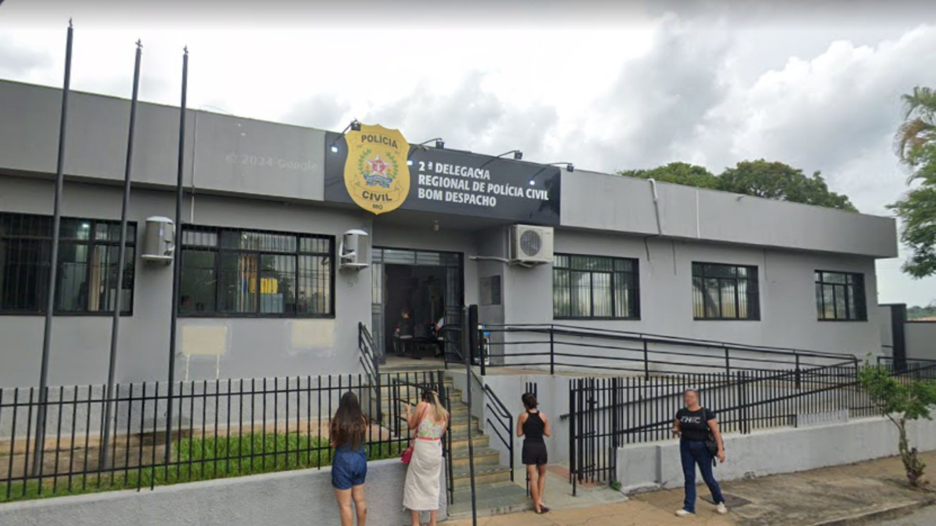 Mulher é morta com tesoura cravada na cabeça e irmão é preso em MG