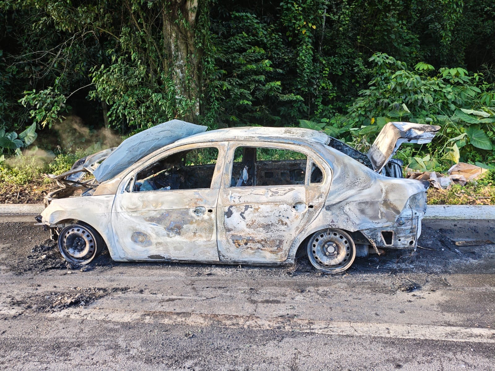 Motorista de aplicativo é feito refém e consegue escapar após criminosos incendiarem carro: 'Colocaram ele na mala'