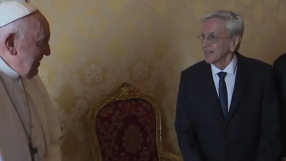 Caetano Veloso recebeu ben��o do Papa Francisco no Vaticano � Foto: Vatican News