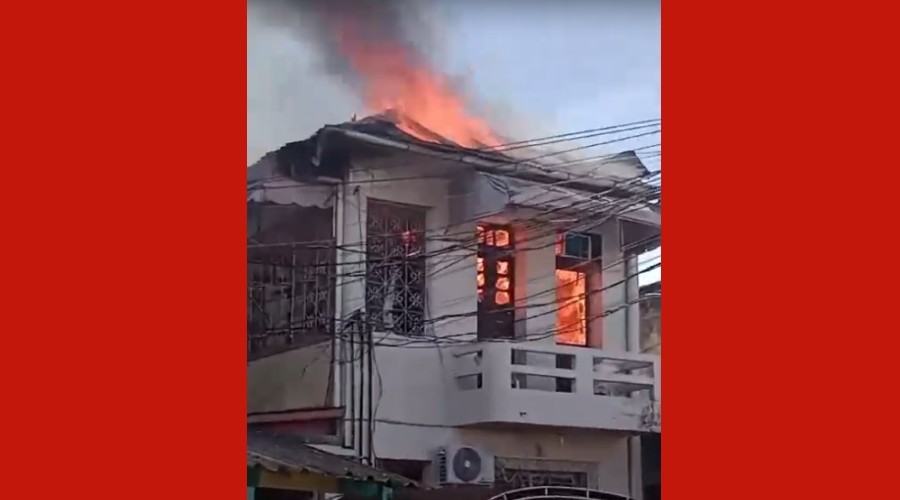 Incêndio destrói segundo andar de casa na Zona Sul de Manaus