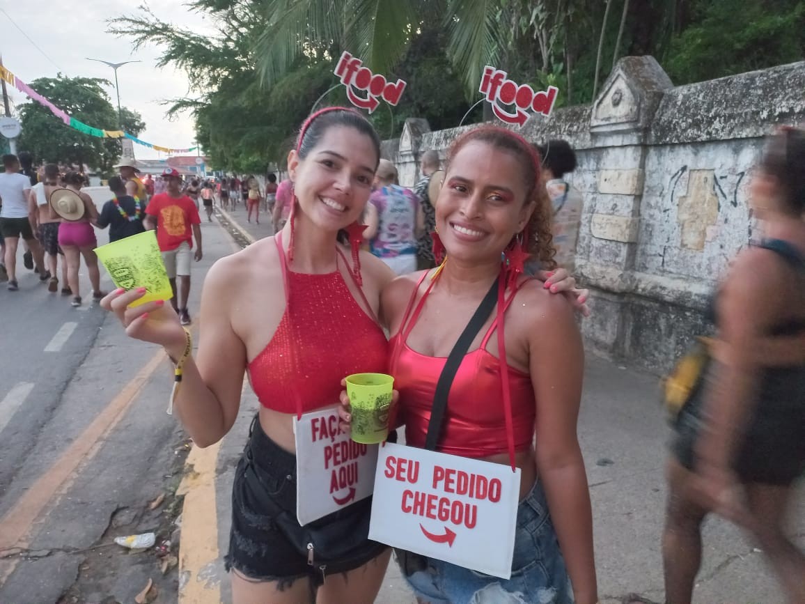Ana Freitas e Gérsica Alencar brincando carnaval em Olinda