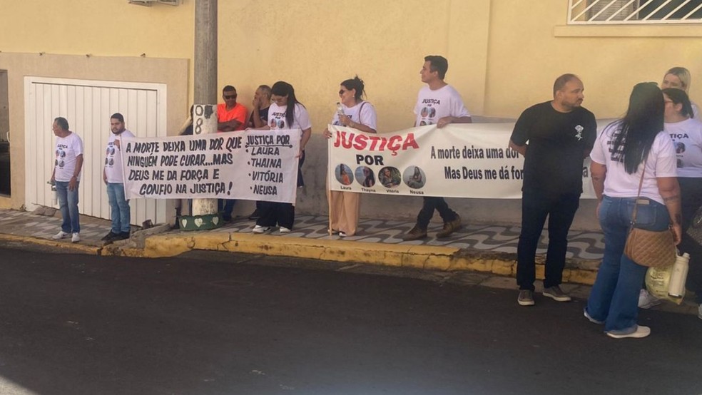 Amigos e familiares em frente ao Fórum antes da audiência começar em Porangaba (SP) — Foto: Nosso Informativo/reprodução
