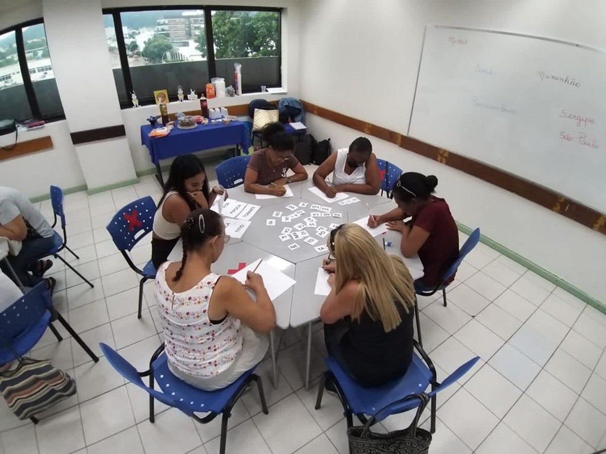 Programa de alfabetização abre vagas gratuitas para jovens, adultos e idosos em Teresópolis e Campos