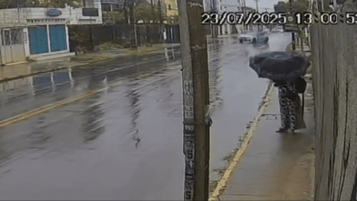 Carro de luxo do influenciador Galeroso gira em pista molhada, derruba poste e fica destruído; VÍDEO