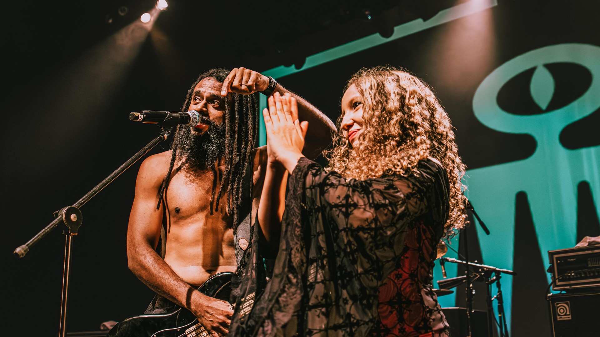 VÍDEO: baterista mirim rouba cena e toca com Black Pantera durante show em Sorocaba