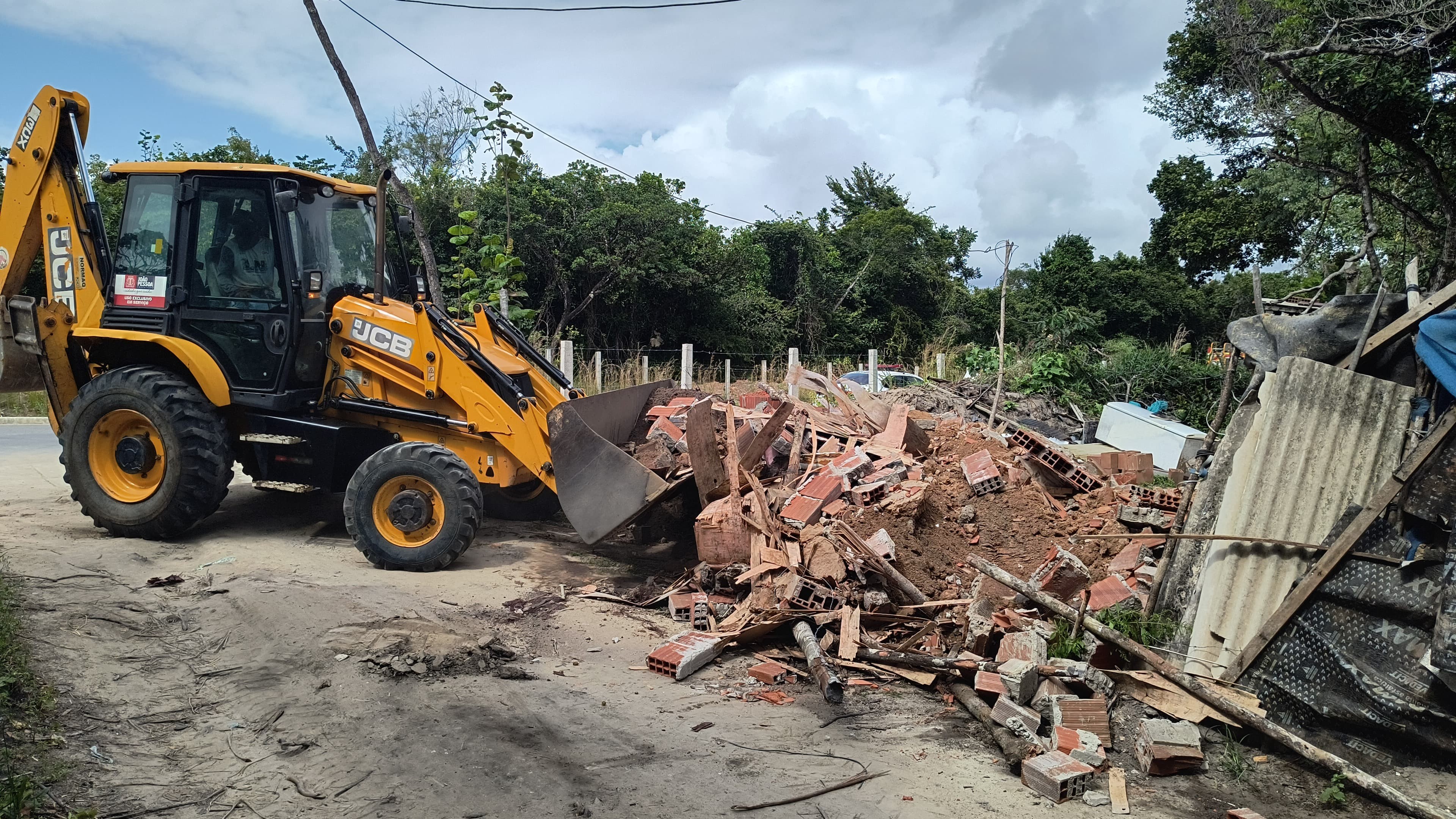 Obras irregulares são demolidas em área de preservação ambiental, em João Pessoa