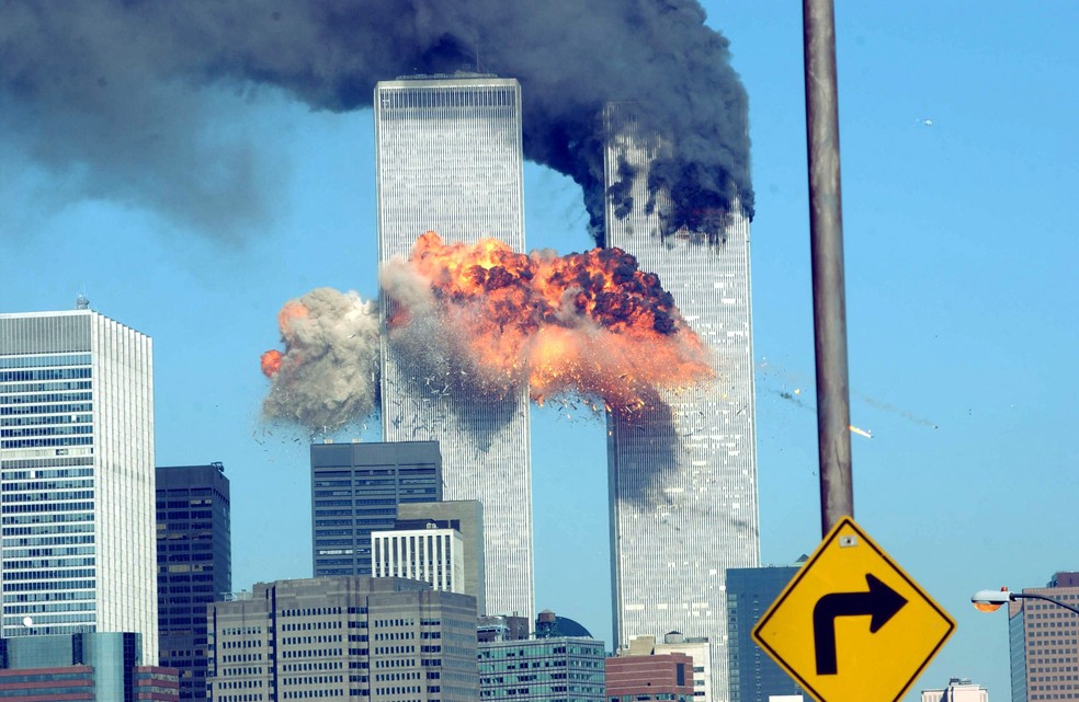 Explosão do segundo avião a atingir o World Trade Center é vista de longe em Nova York durante o ataque terrorista em 11 de setembro de 2001 — Foto: Spencer Platt/Getty Images via AFP/Arquivo