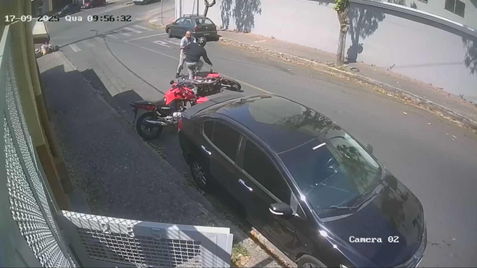 Homem entra em luta corporal com ladrão e impede furto de moto; vídeo