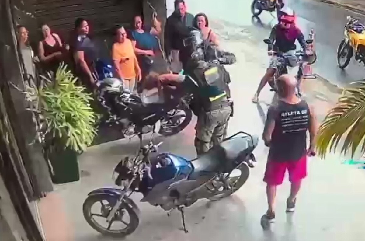 Bebê de 1 ano se engasga e é salvo por PM a caminho de hospital no Recife; VÍDEO