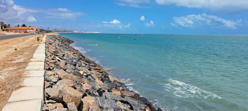 Praia da Barreira, em Icapuí, recebe estrutura de rochas de contenção devido ao avanço do nível do mar — Foto: Rafael Almeida/TV Verdes Mares