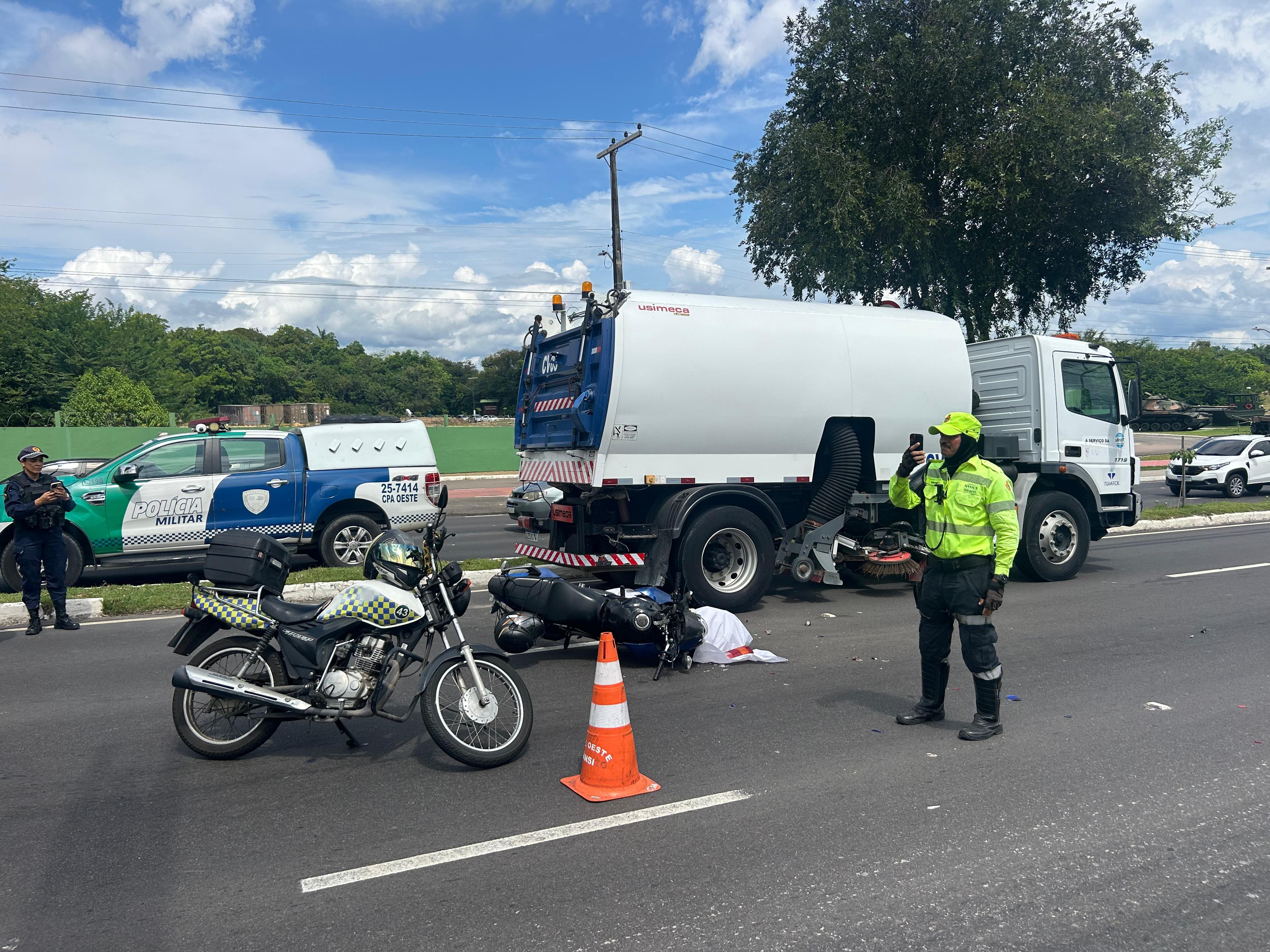 Motociclista por aplicativo morre após bater na traseira de caminhão de coleta de lixo na Zona Oeste de Manaus