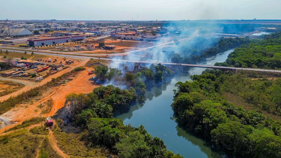 De acordo com o Corpo de Bombeiros, a prioridade foi proteger a estrutura da ponte da BR-163 — Foto: Divulgação