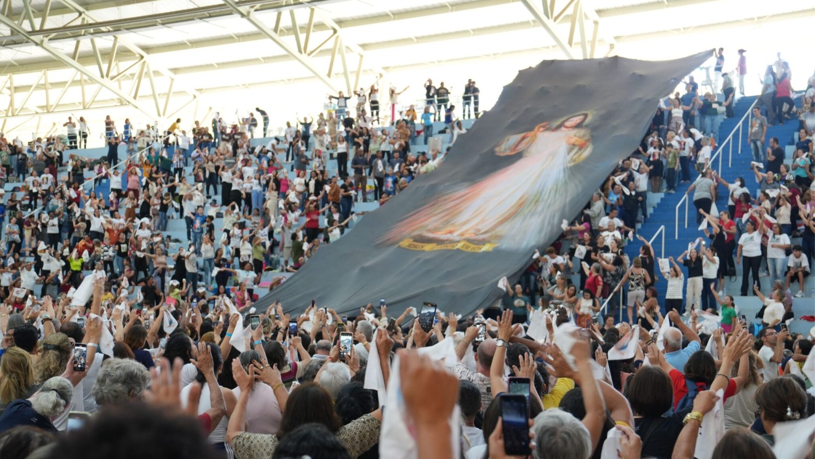 Lenço de Jesus Misericordioso vira tradição na Canção Nova e ganha versão gigante de 400 m² em SP