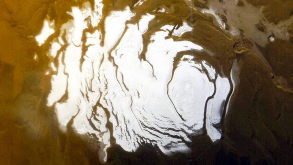 Pesquisas recentes com radares de satélites em órbita do planeta indicaram que pode haver água líquida embaixo da camada de gelo do sul de Marte — Foto: Getty Images/BBC