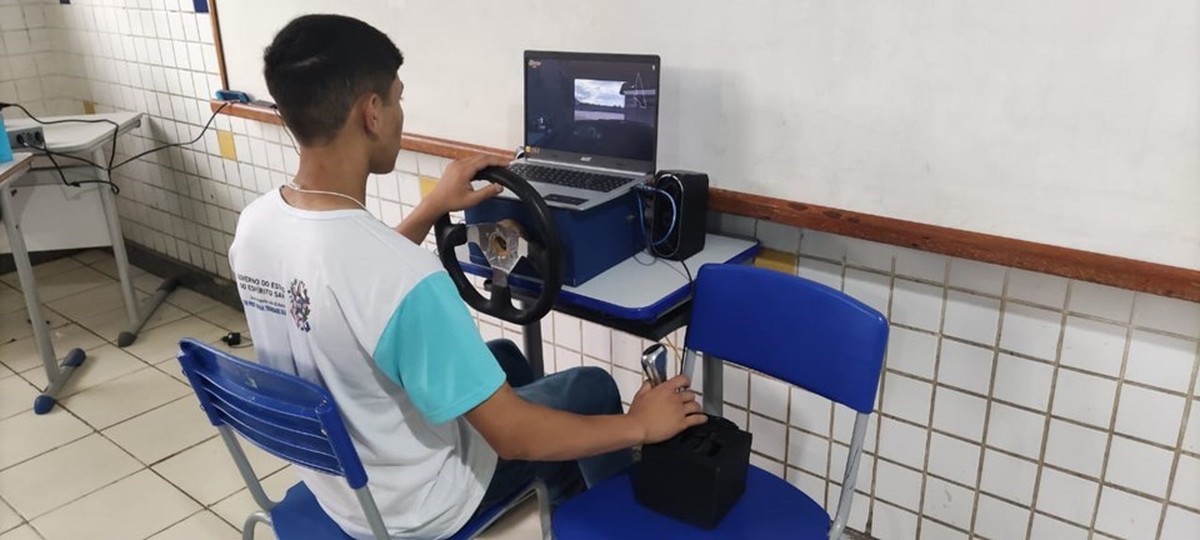 Estudiante de ES construye su propio simulador de carreras de autos con materiales del depósito de chatarra de su padre |  espíritu Santo