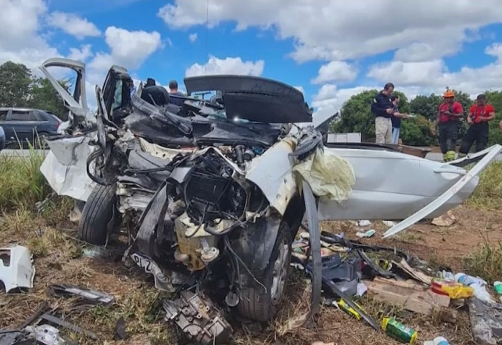 Caminhonete fica destruída após colisão frontal na Bahia — Foto: Reprodução/TV Subaé