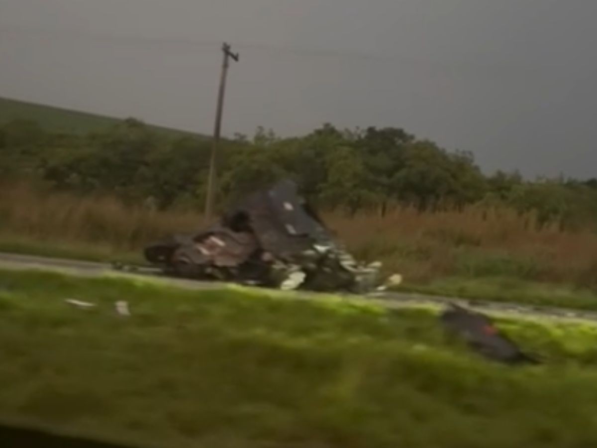 Motorista de carro bate de frente com caminhão e morre na Rodovia SP-340 em Mogi Guaçu