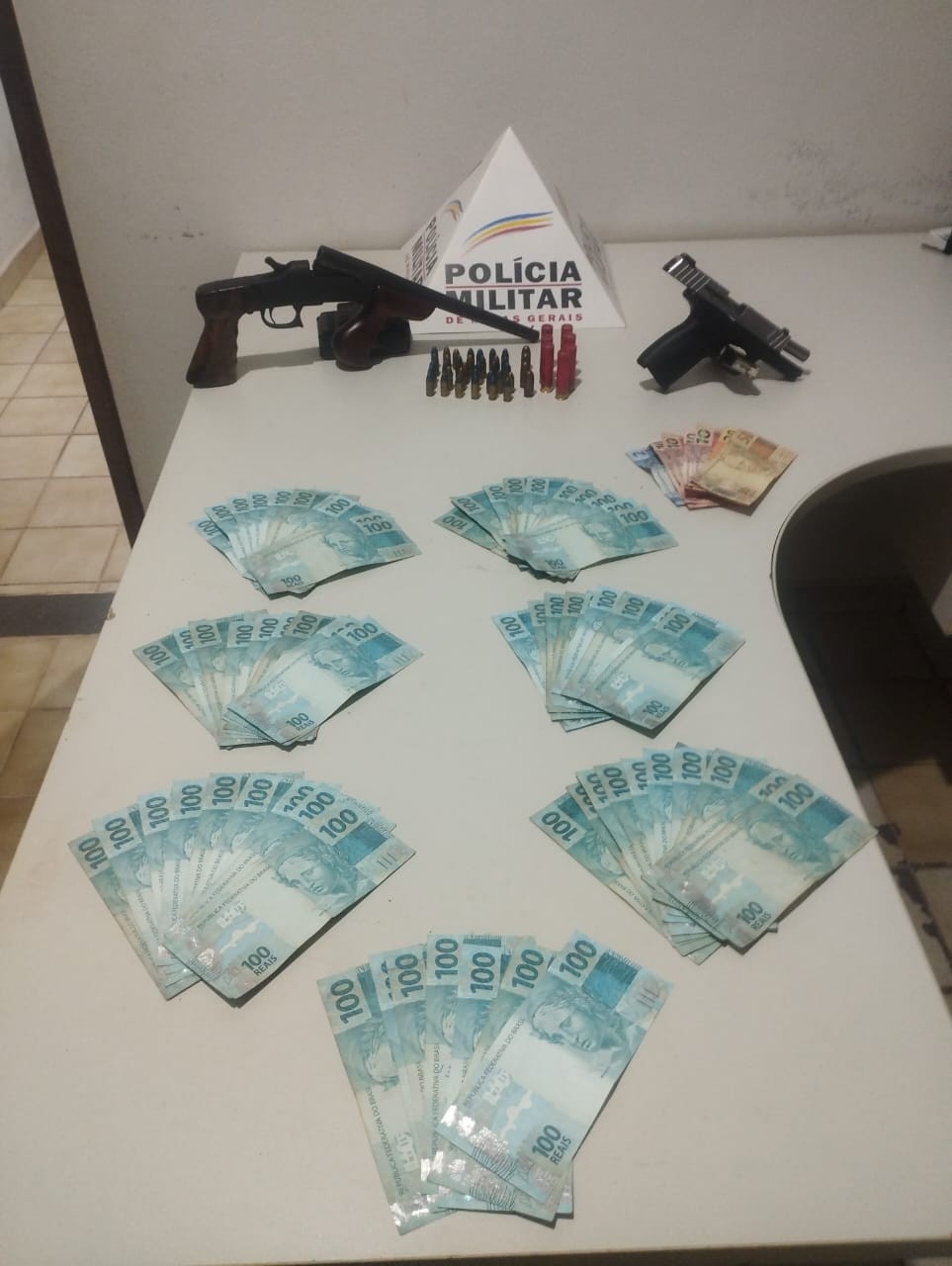 Suspeitos de envolvimento em roubo na zona rural de São Sebastião do Oeste são detidos; veículos, armas e dinheiro foram apreendidos