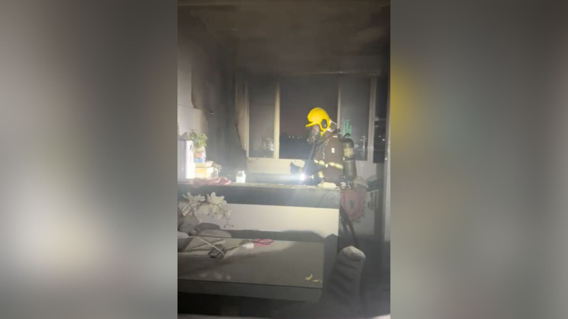 Botijão de gás pega fogo durante incêndio em cozinha de apartamento no bairro Santa Mônica; VÍDEO
